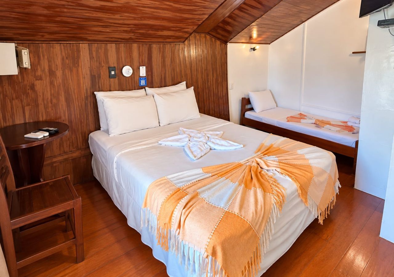 Una habitación con una cama, un escritorio y una silla.