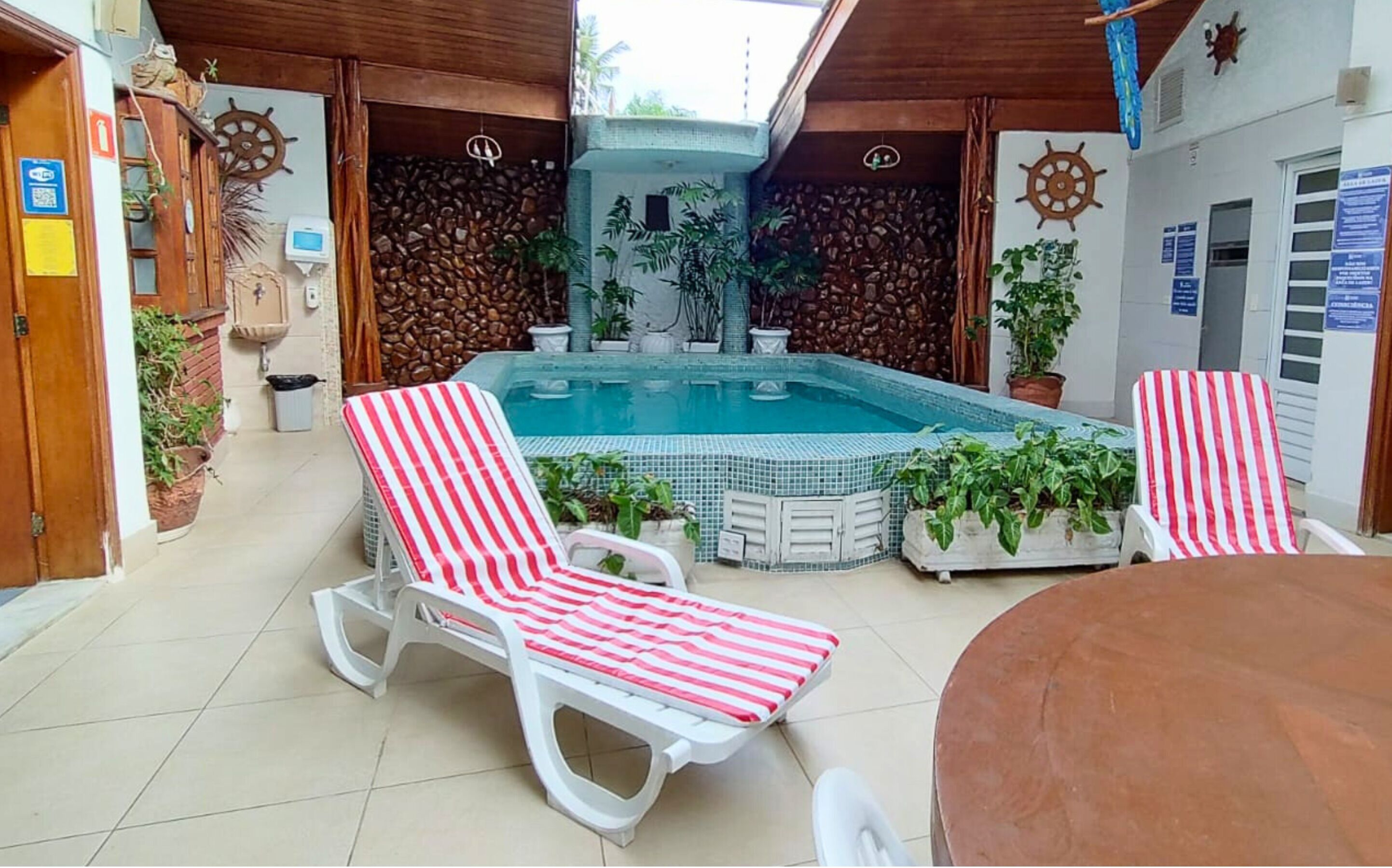 室内游泳池，12:00 至 22:00 开放，日光浴躺椅