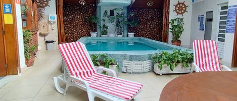 Piscina coberta (horari: migdia-22:00) i gandules