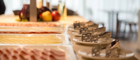 Ein Buffet mit verschiedenen Speisen und Tellern.