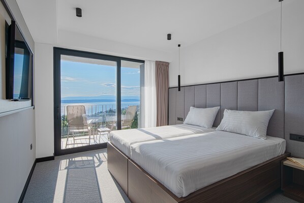 Superior Twin Room, Balcony, Sea View | Minibar, in-room safe, desk, blackout drapes
