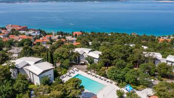 Seasonal outdoor pool, pool umbrellas, sun loungers