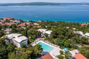 Seasonal outdoor pool, pool umbrellas, sun loungers