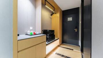 Minibar, caja de seguridad en la habitación y despertador