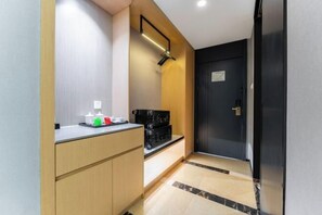 Minibar, caixa forta a l'habitació i despertador 