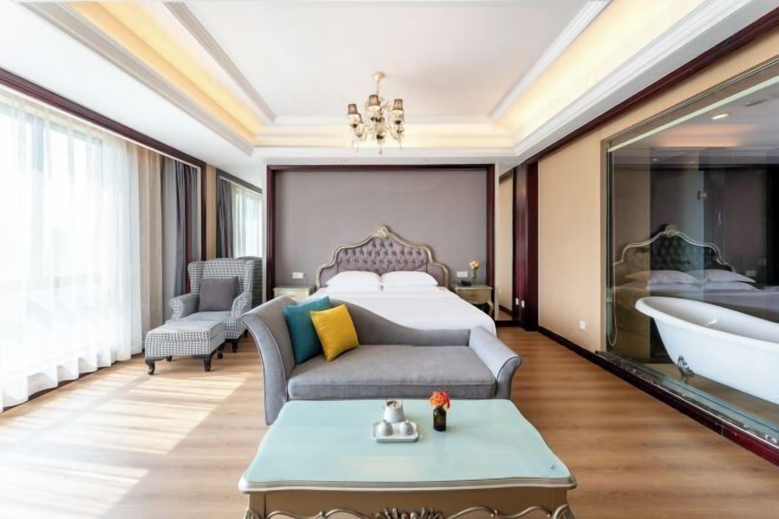 Minibar, caja de seguridad en la habitación y despertador 