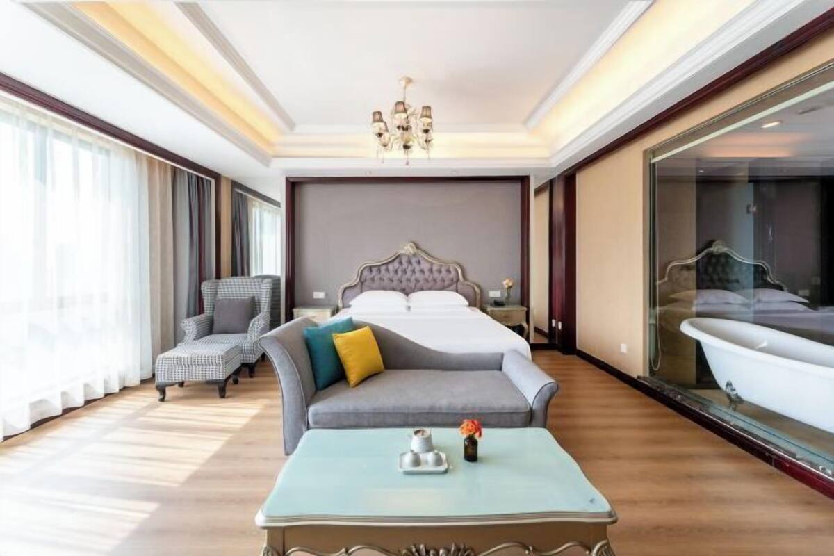 Minibar, caja de seguridad en la habitación y despertador