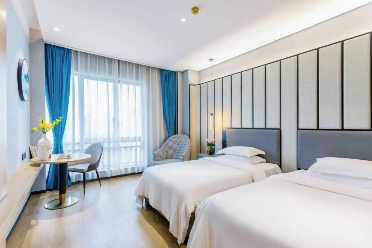 Minibar, caja de seguridad en la habitación y despertador