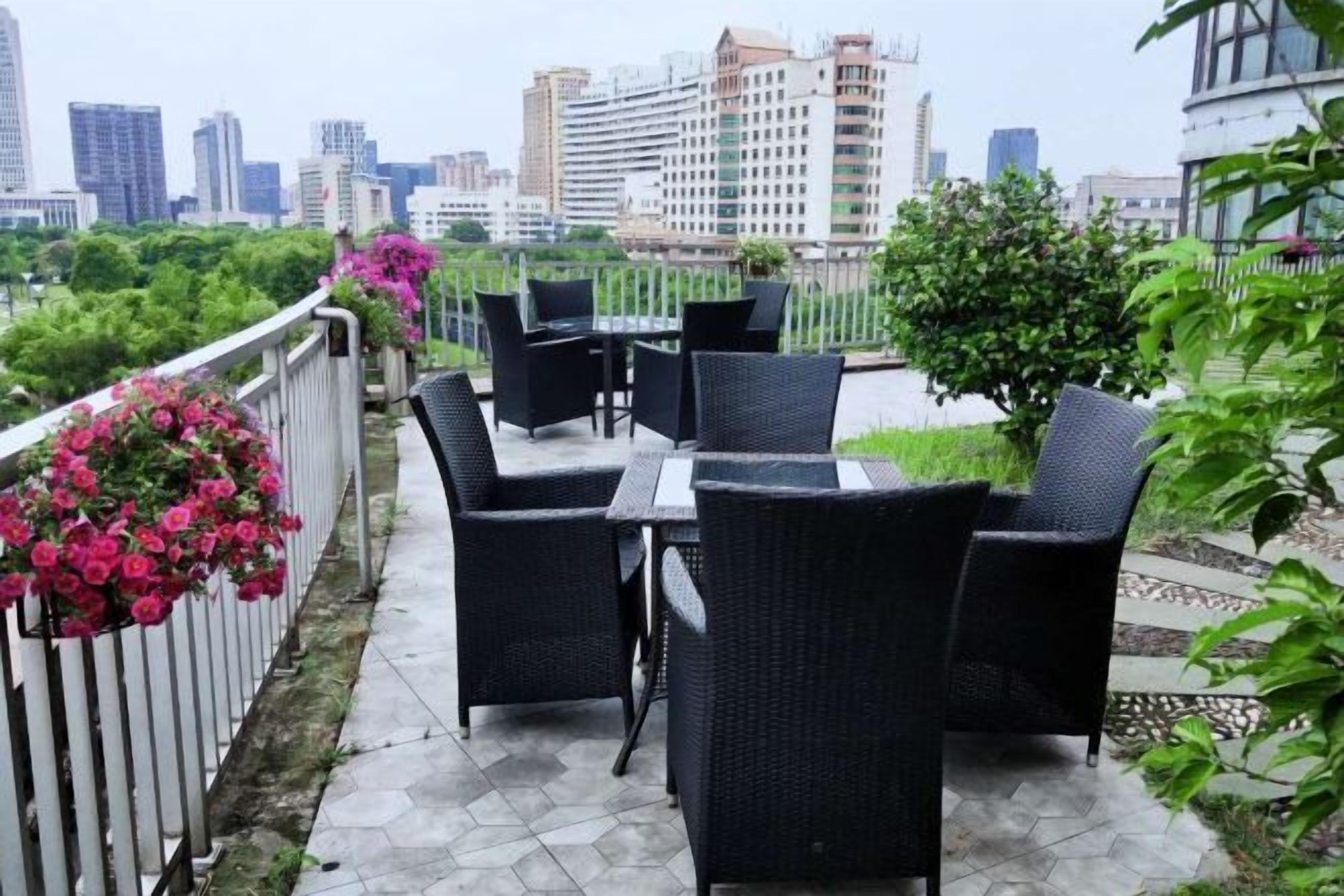 供应早餐、午餐和晚餐，中国菜