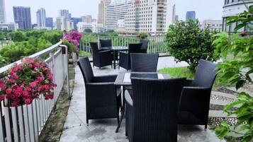 供应早餐、午餐和晚餐,中国菜