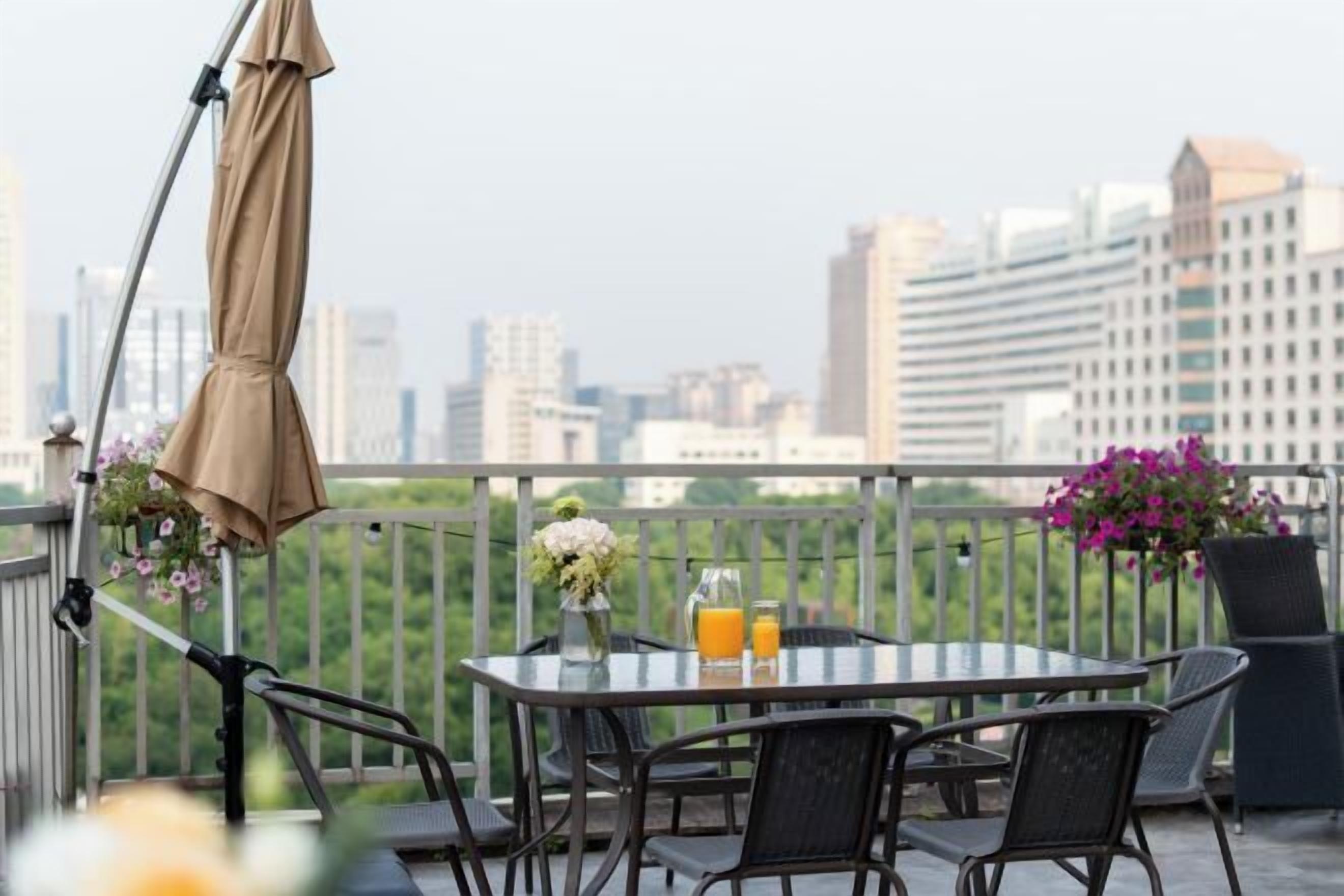 حيث تُقدم وجبات الإفطار، الغداء، العشاء، الأطباق الصينية