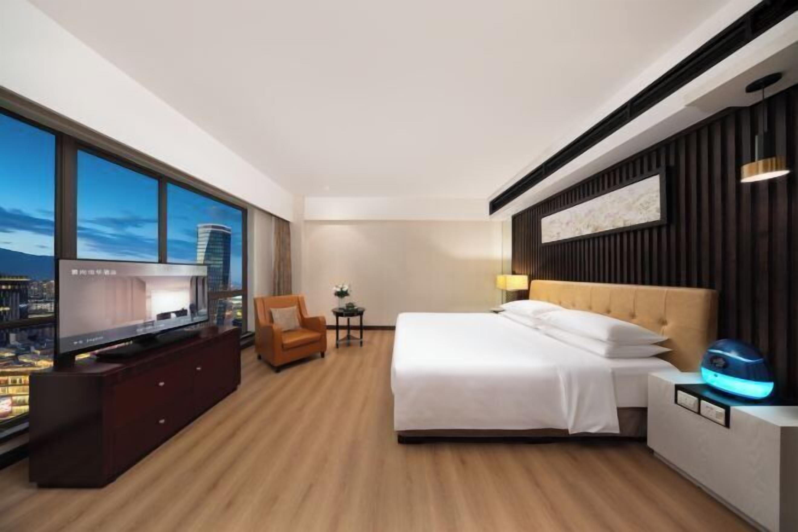 Minibar, két bảo mật tại phòng, đồng hồ báo thức 