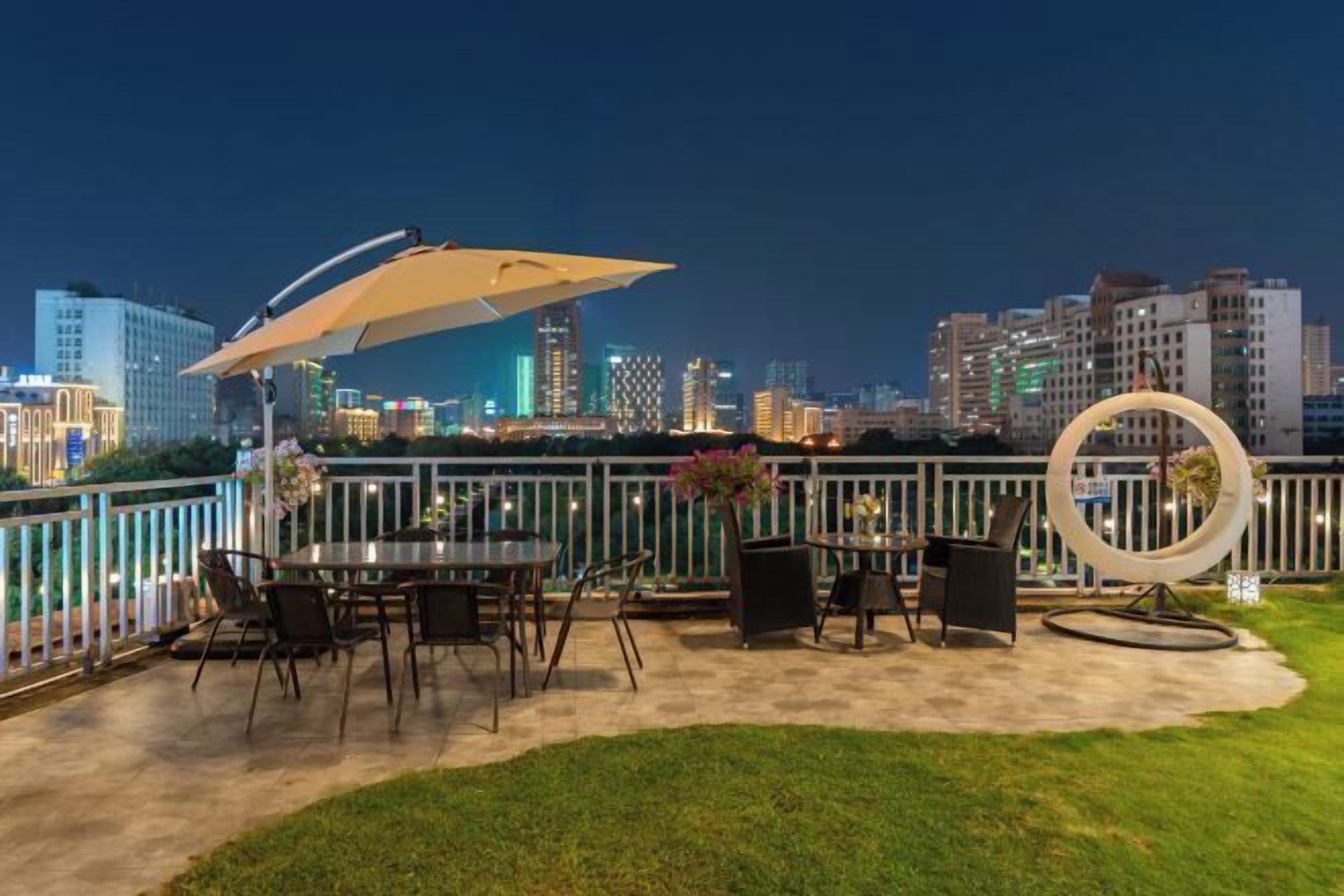 Breakfast, lunch, dinner served; Chinese cuisine 