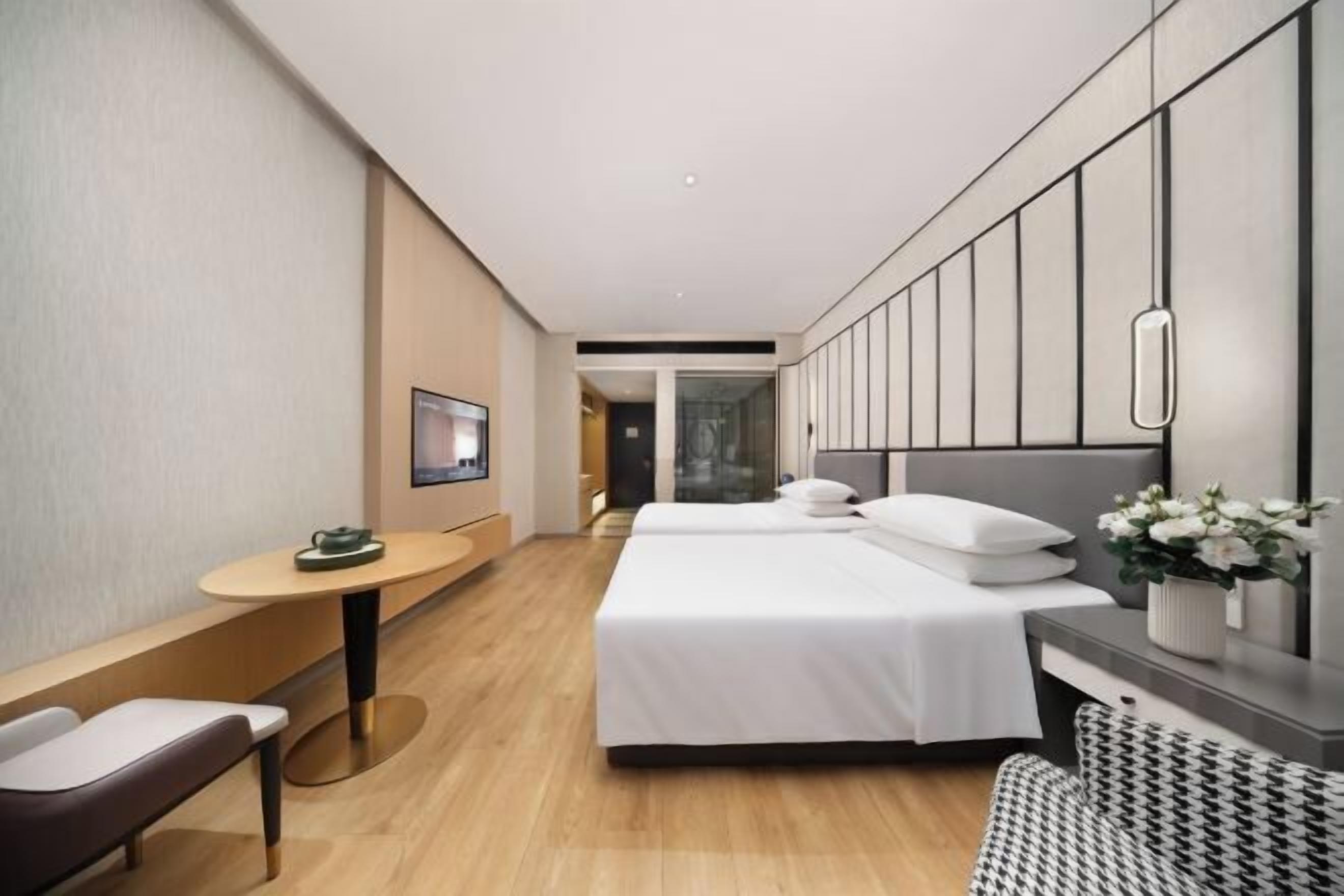 Minibar, caja de seguridad en la habitación y despertador 