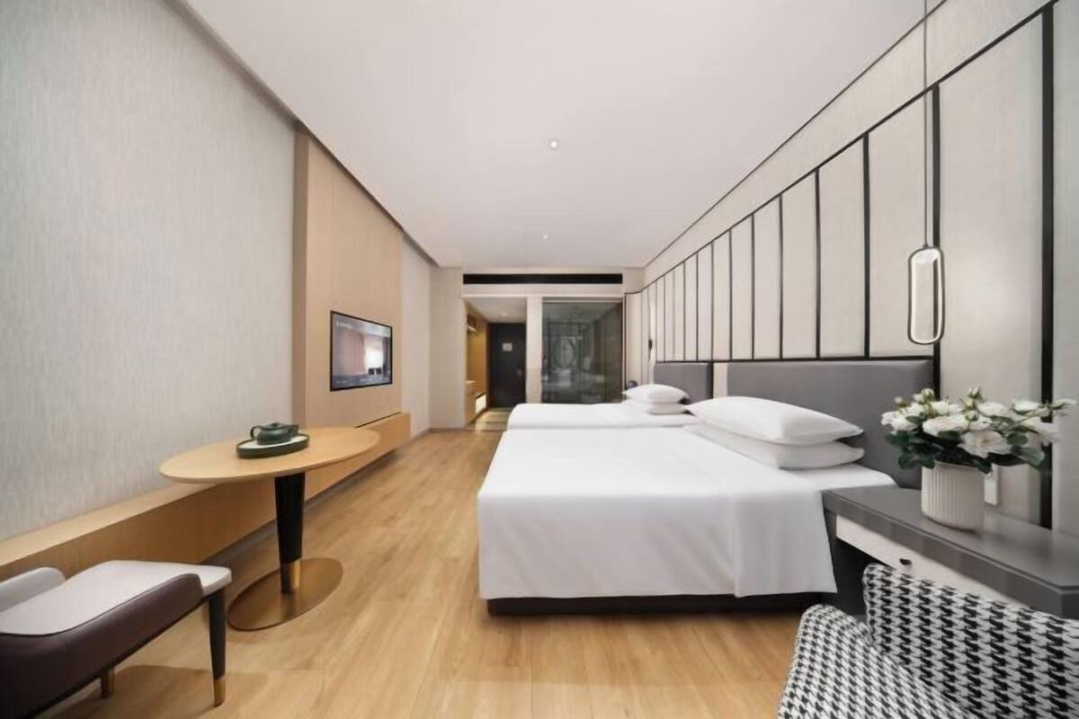 Minibar, caja de seguridad en la habitación y despertador