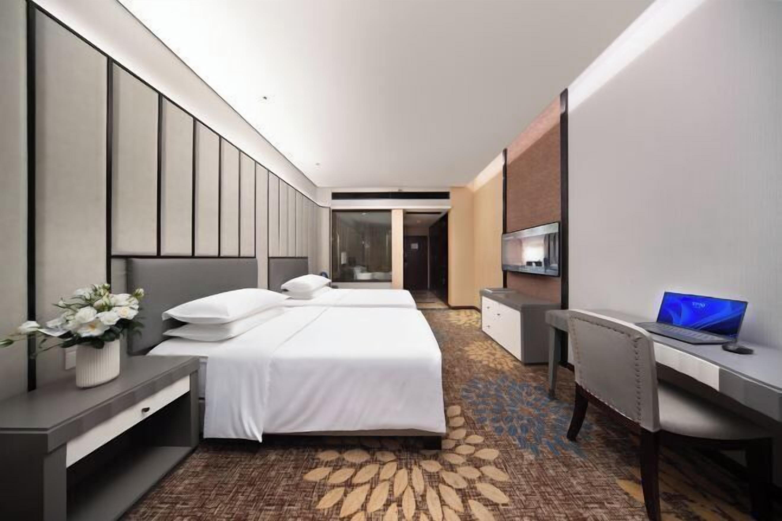 Minibar, két bảo mật tại phòng, đồng hồ báo thức 