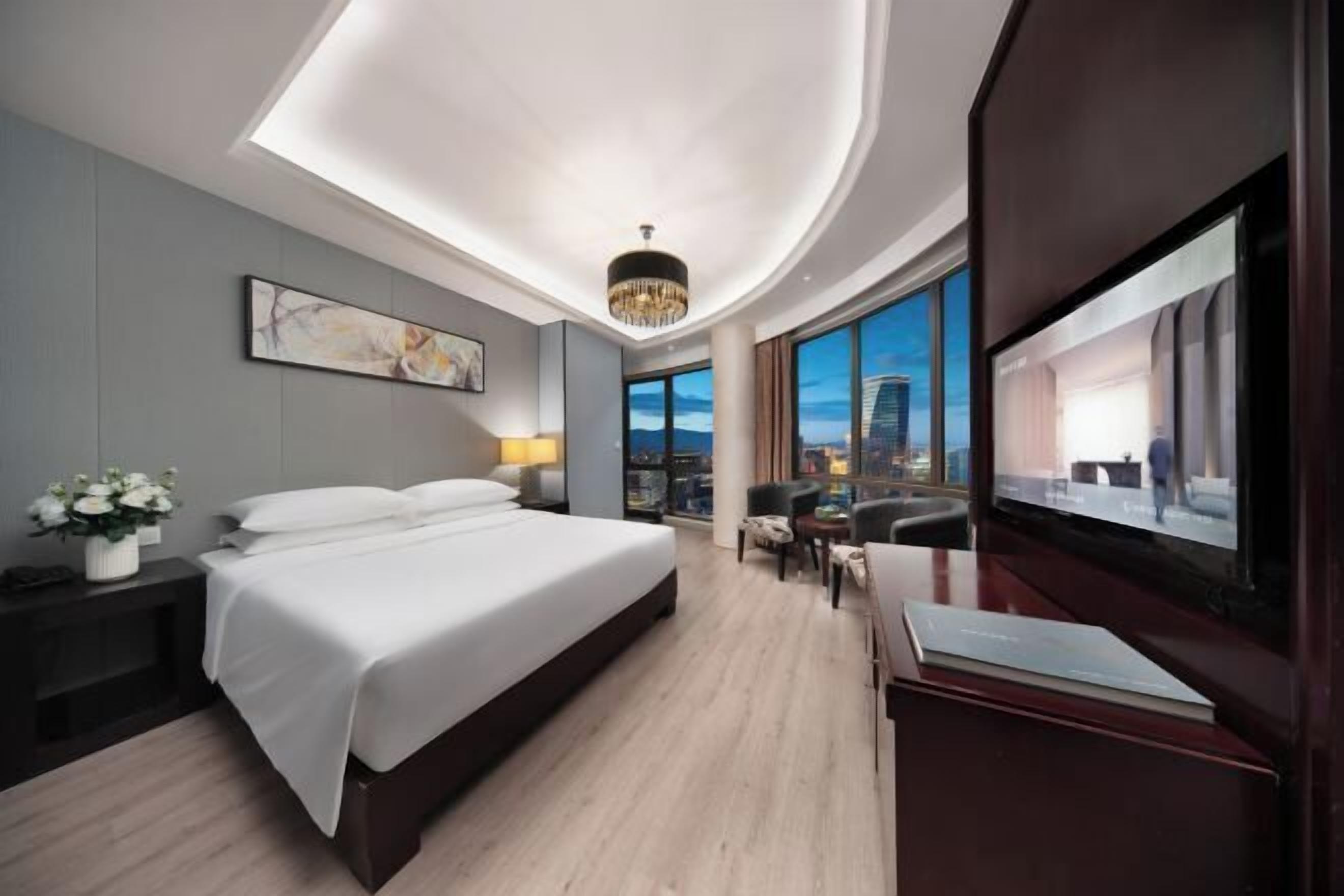 Minibar, caja de seguridad en la habitación y despertador 