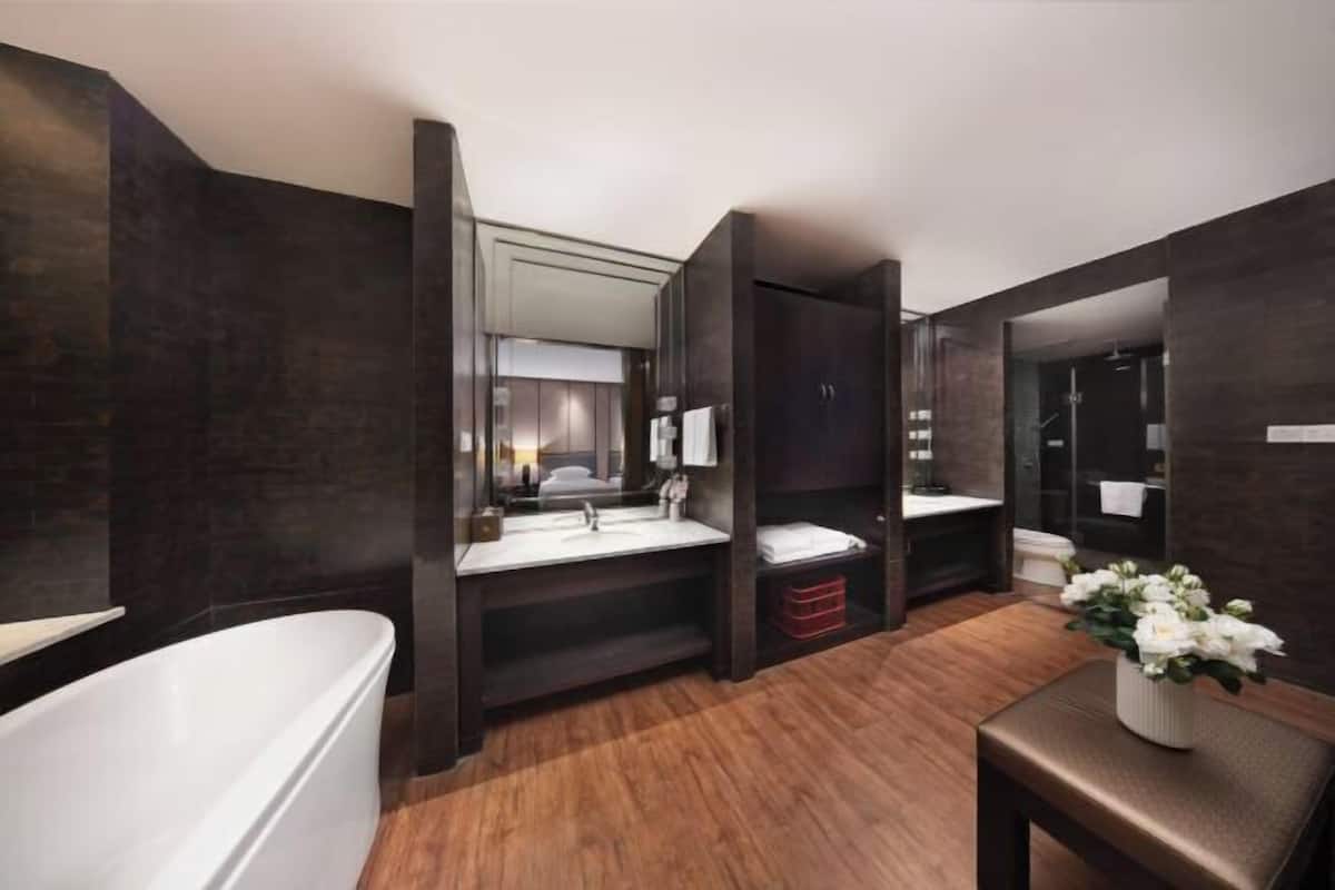 Minibar, két bảo mật tại phòng, đồng hồ báo thức