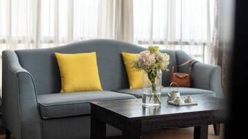 Minibar, caja de seguridad en la habitación y despertador