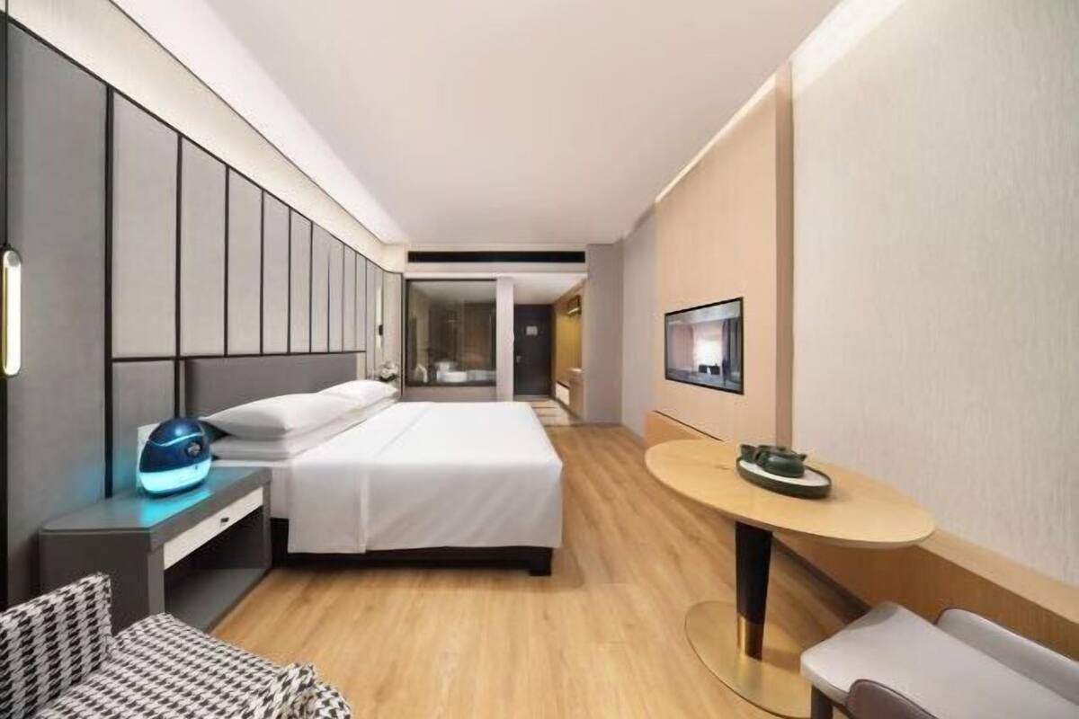 Minibar, coffres-forts dans les chambres, réveils