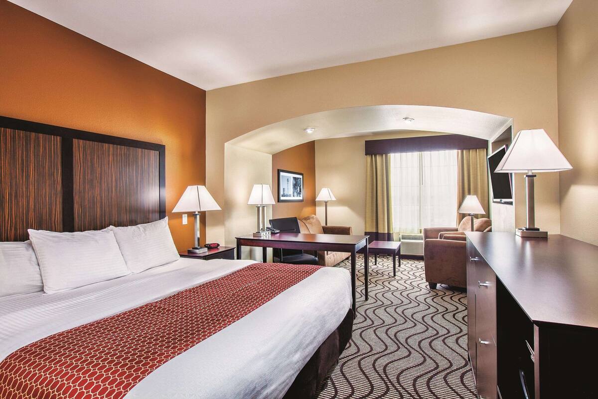 Deluxe Room, 1 King Bed, Non Smoking (Two Story) | Desk, iron/ironing board, WiFi (free), alarm clocks