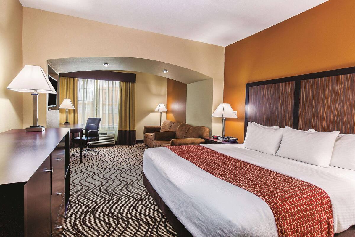 Deluxe Room, 1 King Bed, Bathtub Grab Bars, Non Smoking (Mobility Accessible) | Desk, iron/ironing board, WiFi (free), alarm clocks