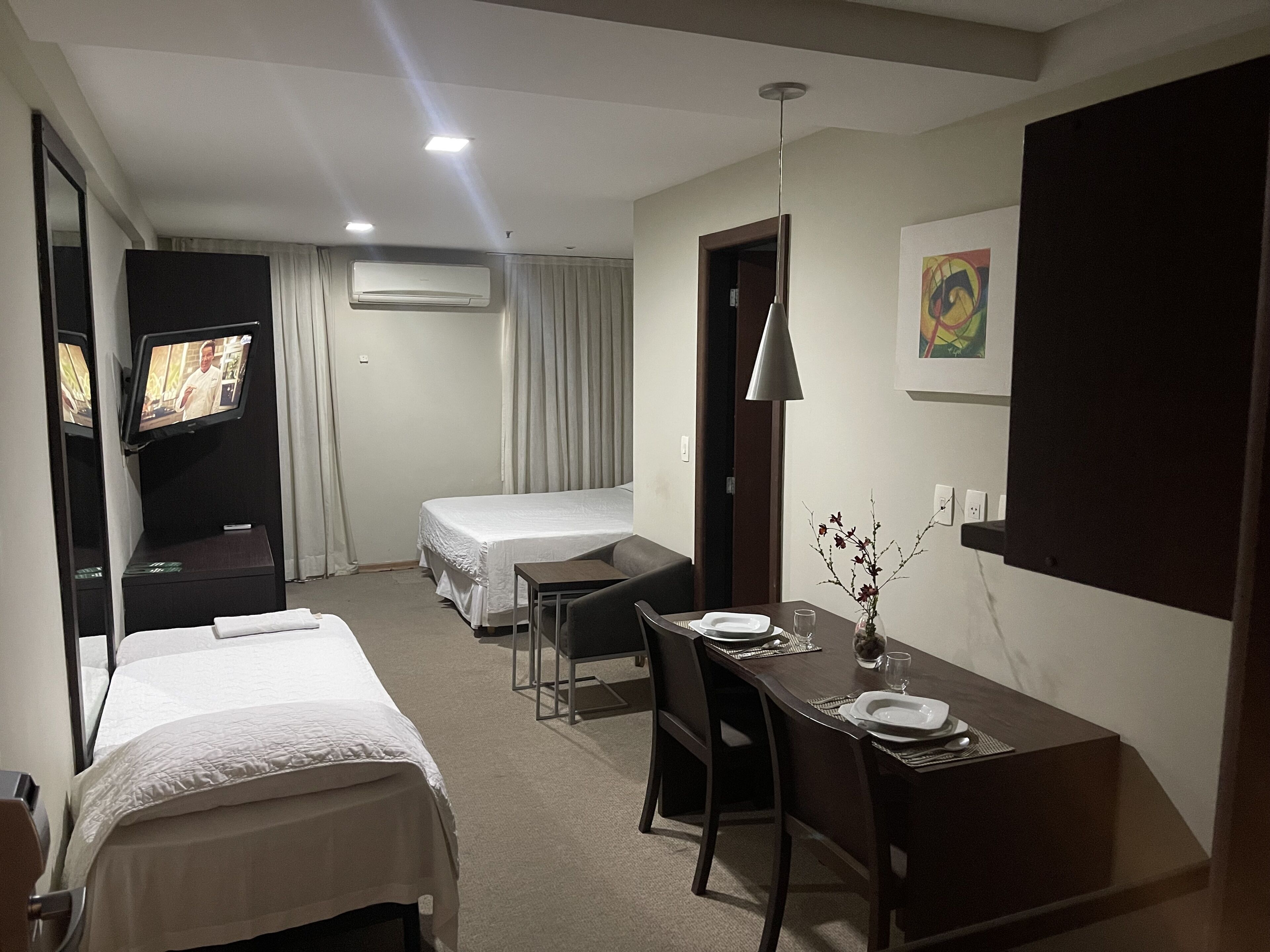 Minibar, caja de seguridad en la habitación y escritorio 