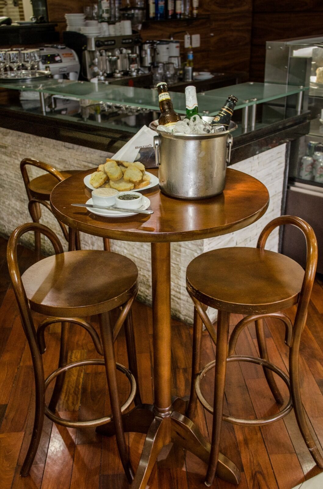 供应早餐、午餐和晚餐，国际美食