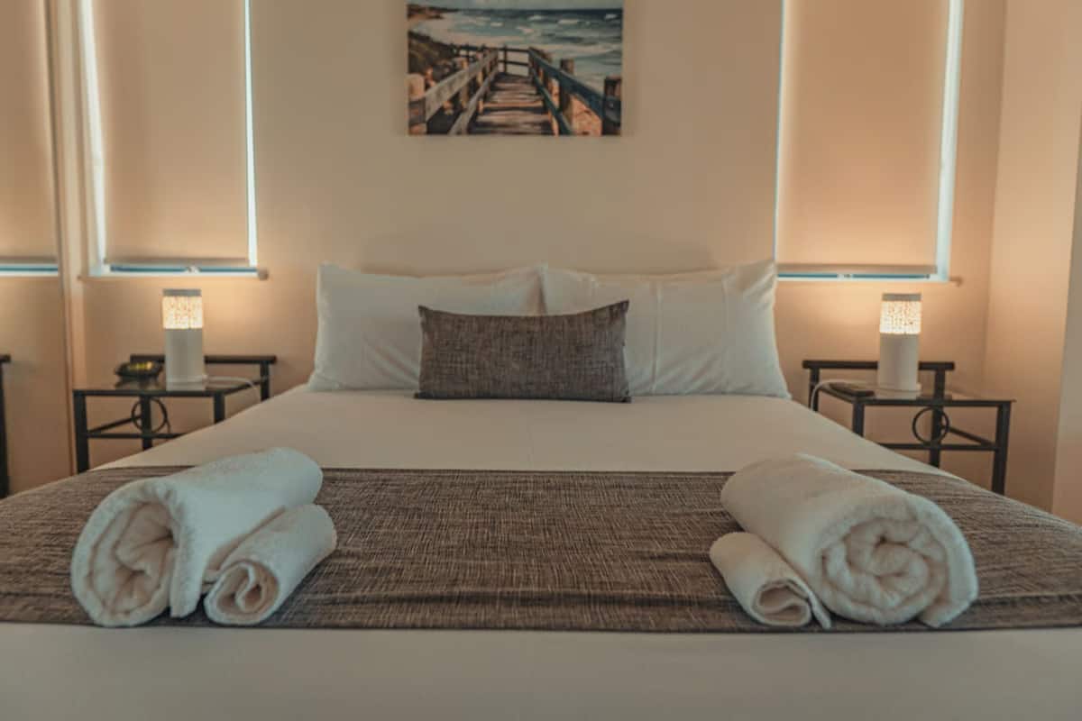 Executive Apartment | Iron/ironing board, free WiFi, bed sheets