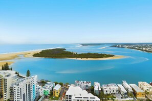 Un paysage urbain côtier avec une baie, des bâtiments et une plage.