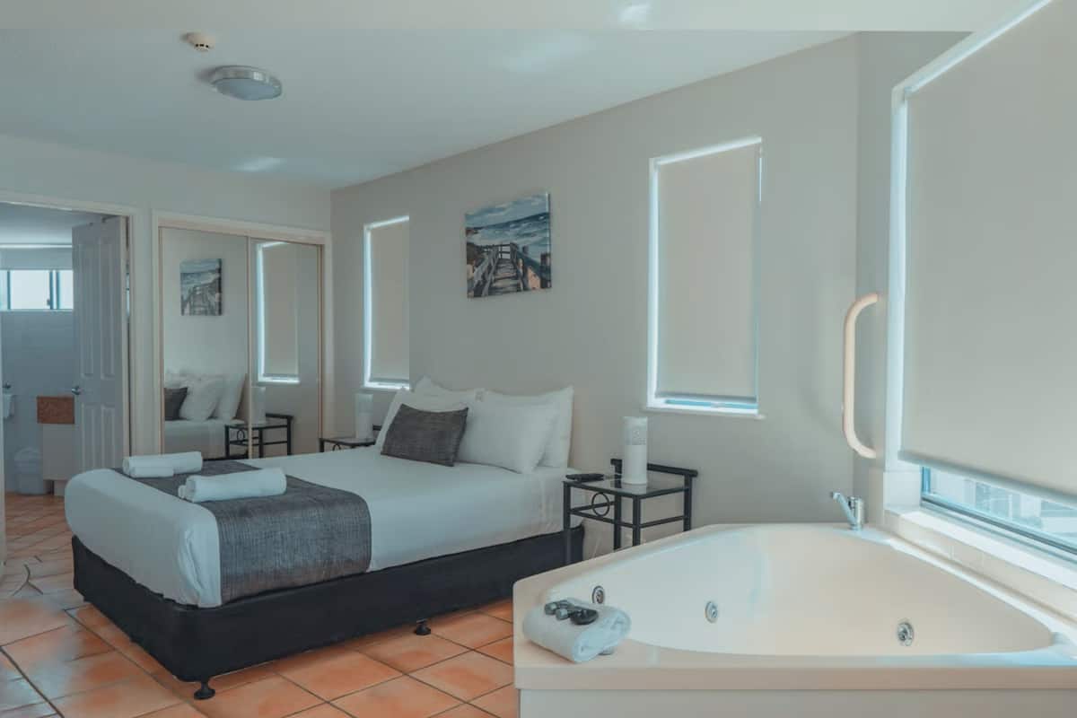 Executive Apartment | Iron/ironing board, free WiFi, bed sheets