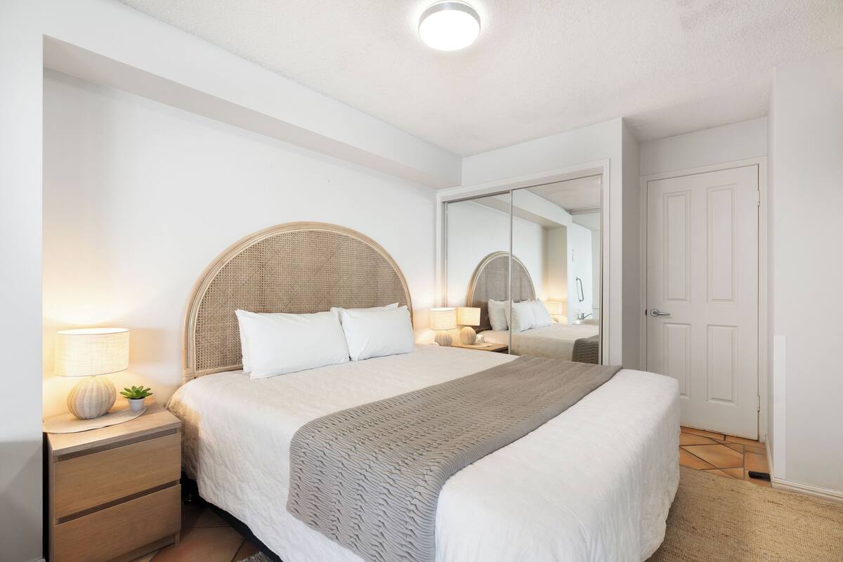 Executive 1 Bedroom Waterfront | Iron/ironing board, free WiFi, bed sheets