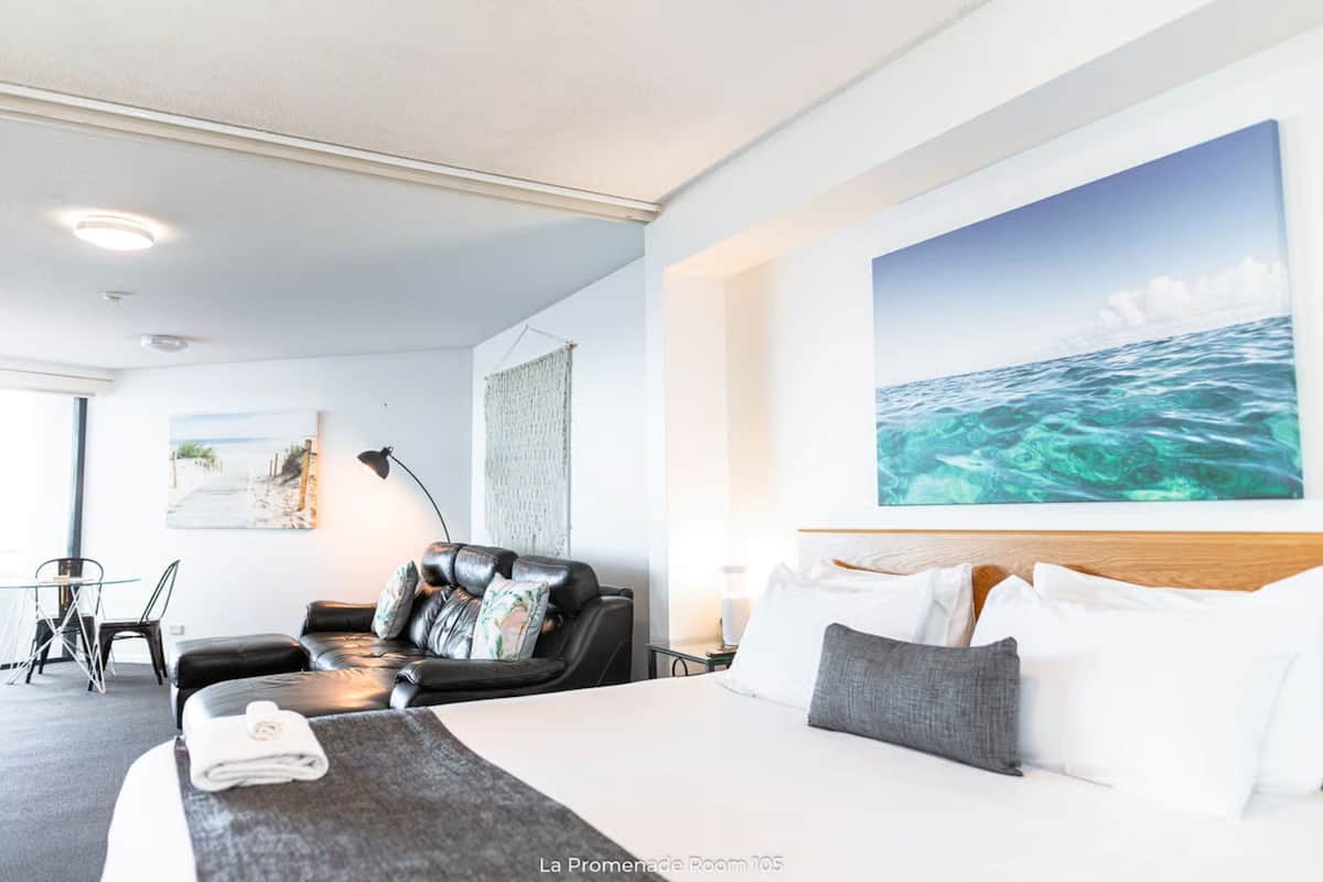 Executive Apartment | Iron/ironing board, free WiFi, bed sheets