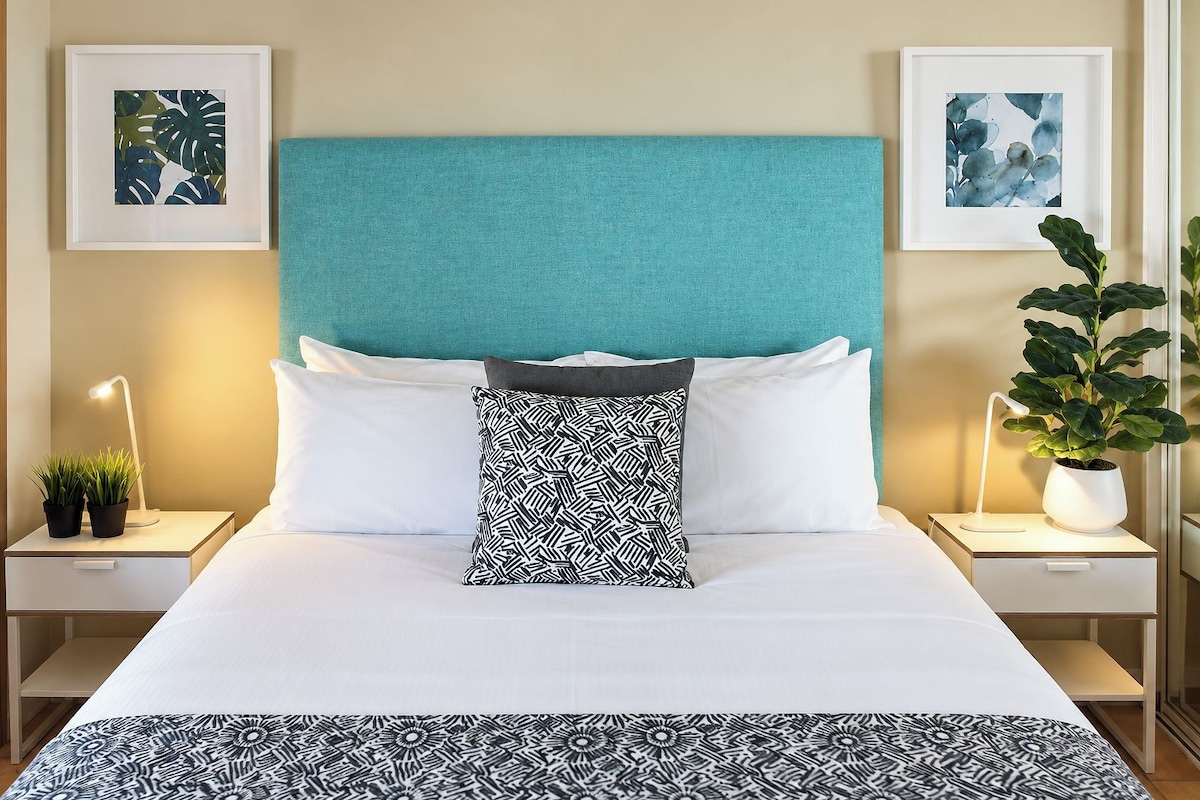 Deluxe 1 Bedroom Waterfront Rooftop (304) | Iron/ironing board, WiFi (free), bed sheets