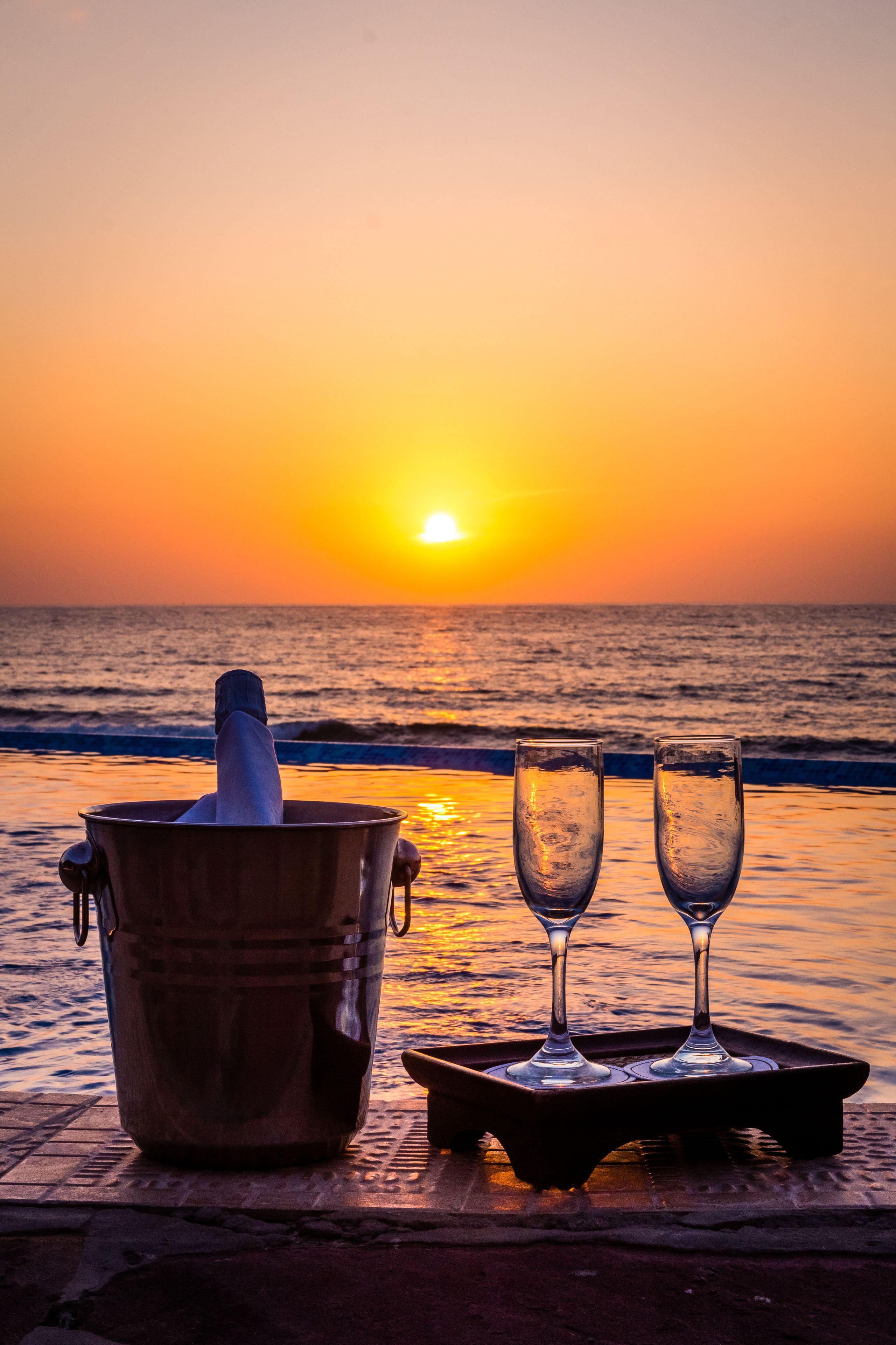 2 bars/lounges, poolside bar