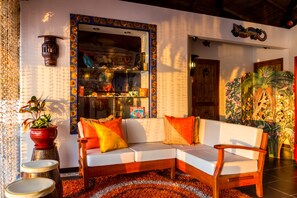 32-inch LED TV with satellite channels, TV, first-run films - Yemaya Boutique Hotel (Canoas de Punta Sal)