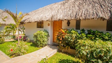 Phòng Suite dành cho gia đình, 1 phòng ngủ, quang cảnh biển | Bộ đồ giường cao cấp, chăn bông, nệm Select Comfort, minibar