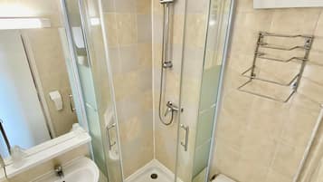 Standard Double Room | Bathroom