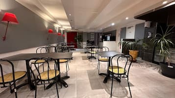 Daily continental breakfast (EUR 8.90 per person)