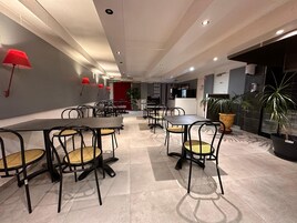 Daily continental breakfast (EUR 8.90 per person)