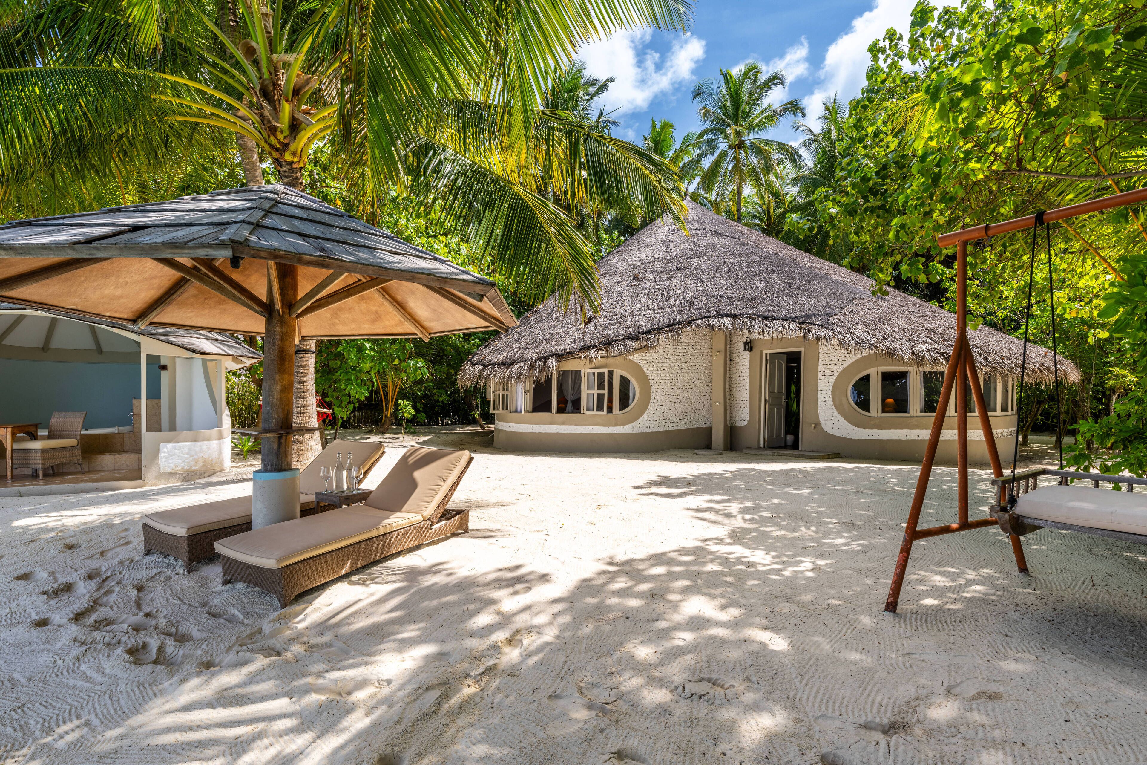 Beach Villa with Private Beach | Minibar, coffres-forts dans les chambres, bureau