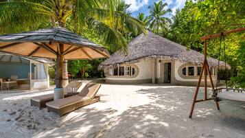 Beach Villa with Private Beach | Minibar, coffres-forts dans les chambres, bureau