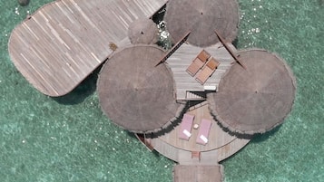 Overwater Family Villa | Minibar, coffres-forts dans les chambres, bureau