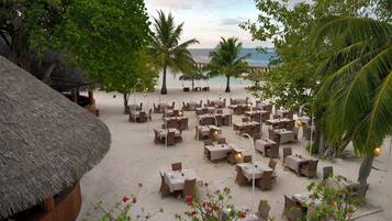 Petit déjeuner, déjeuner et dîner servis sur place, vue sur la plage