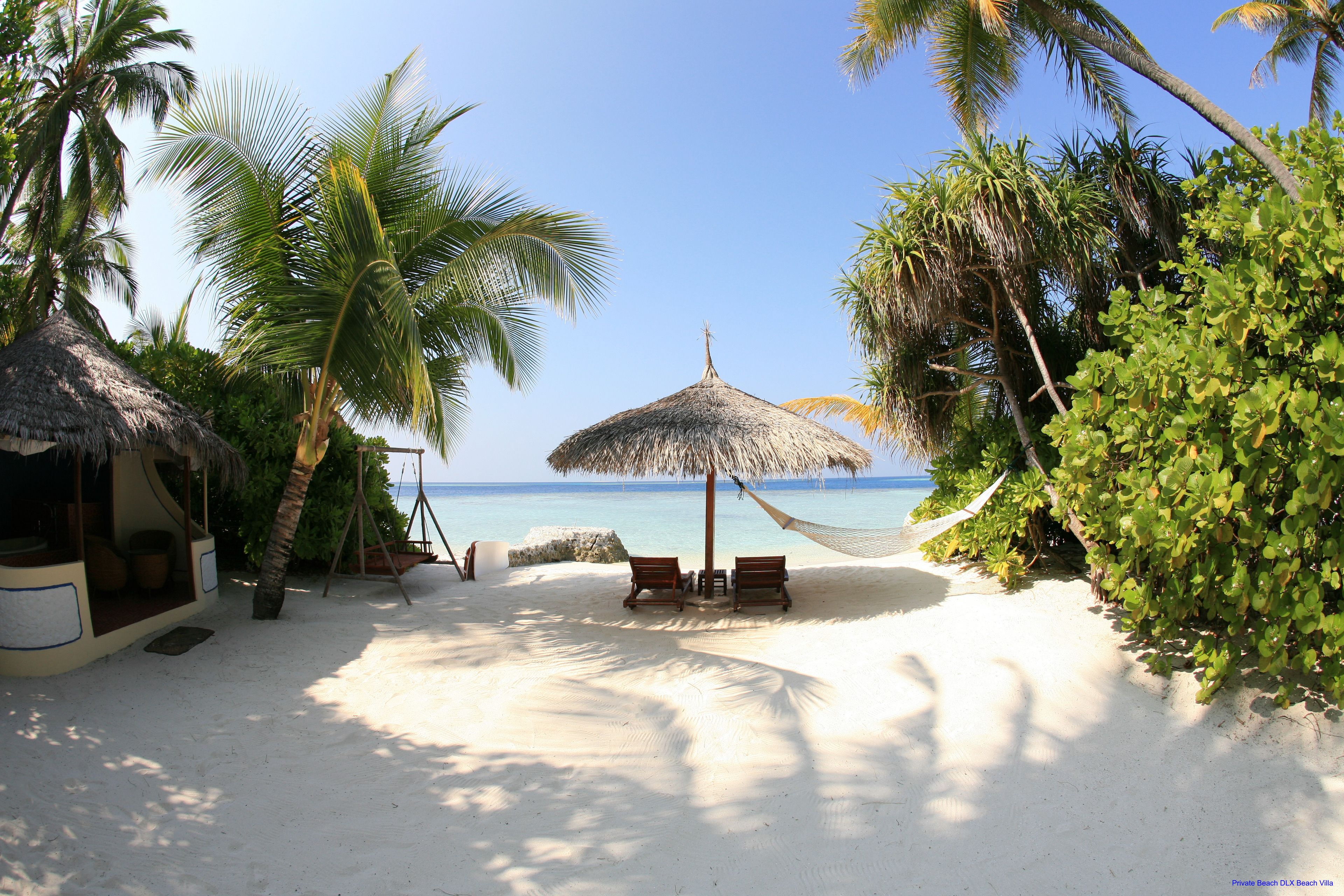 Di pantai, pasir putih, payung, tuala pantai 