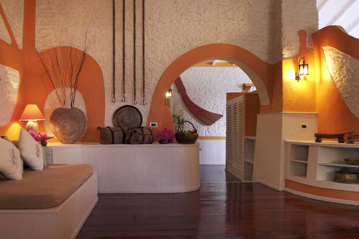 Un hall d’accueil chaleureux avec un comptoir de réception, des sièges confortables et une ambiance accueillante et agréable.
