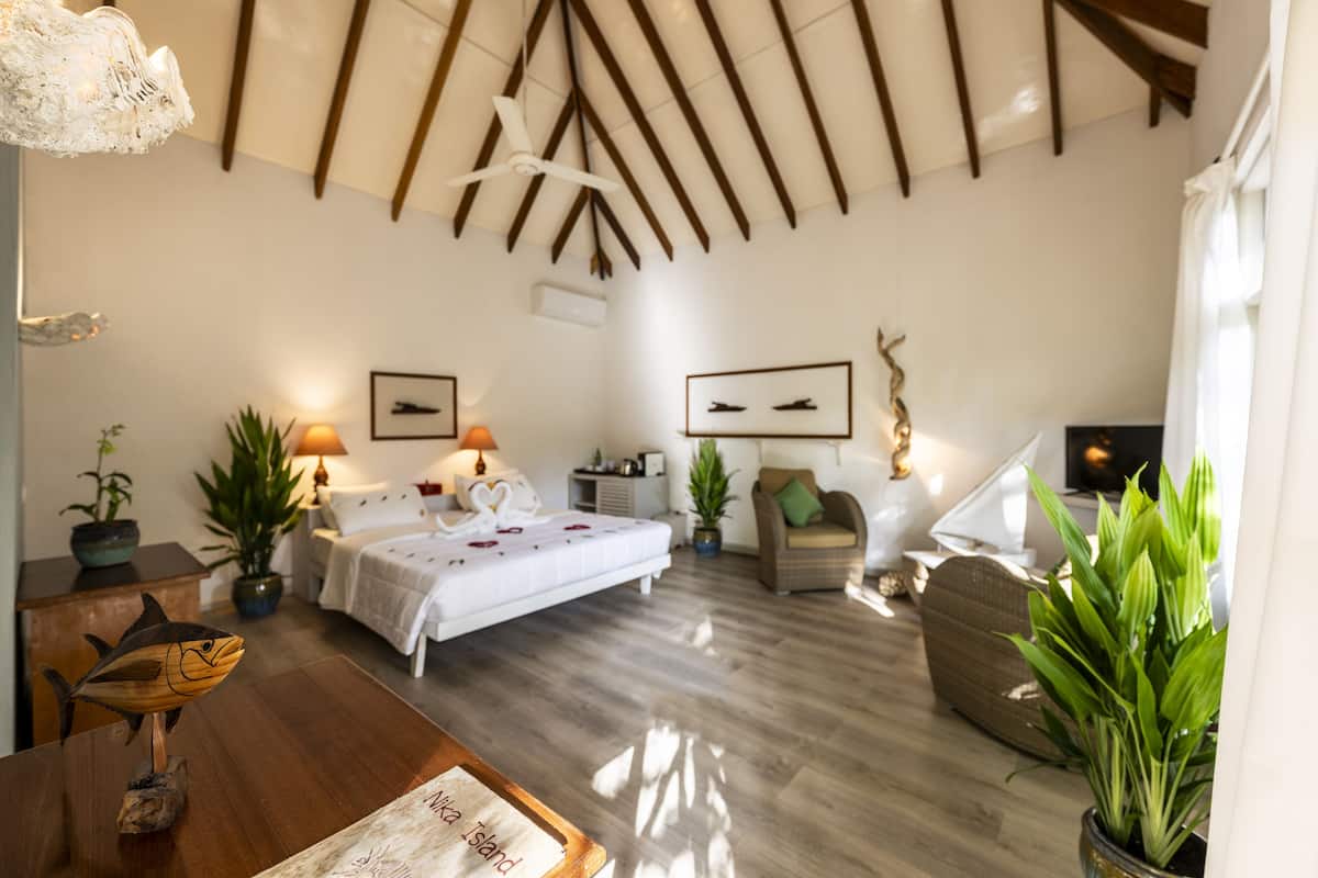 garden room | living room | 43-inch flat-screen tv with satellite channels