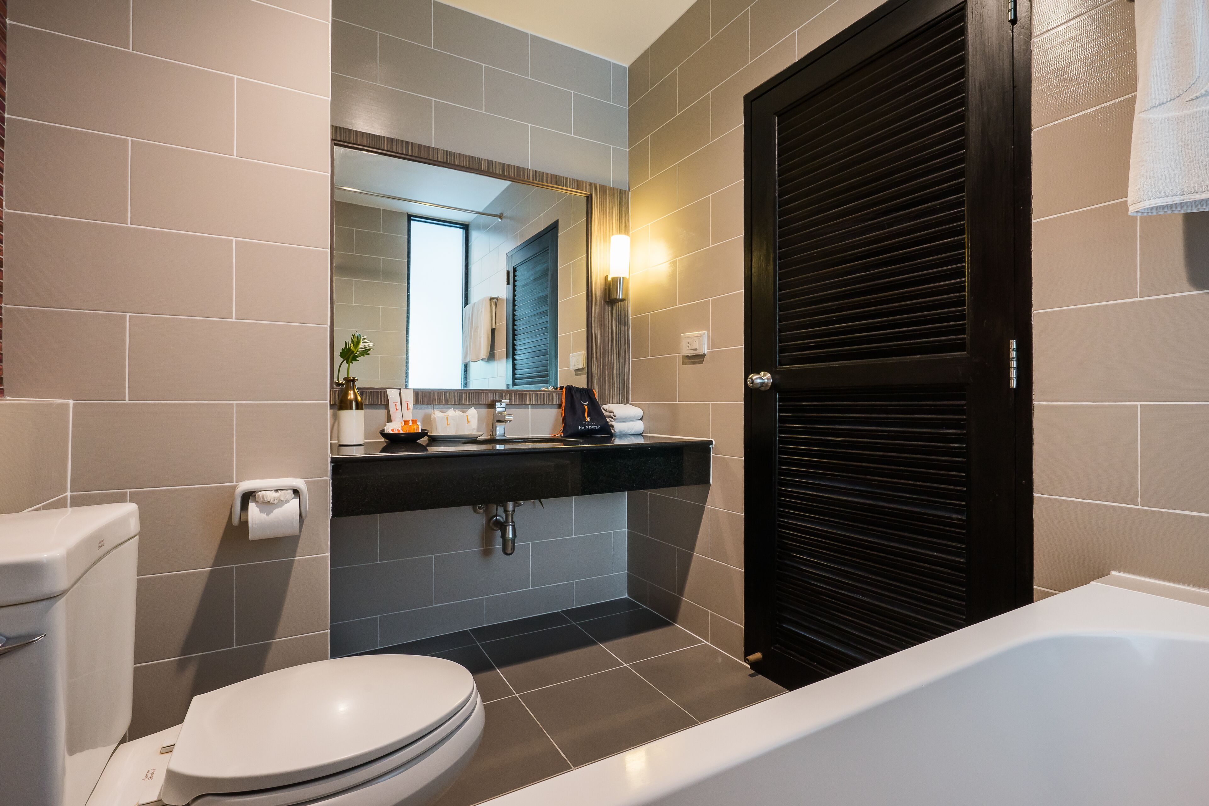 combined shower/bathtub, free toiletries, hair dryer, towels