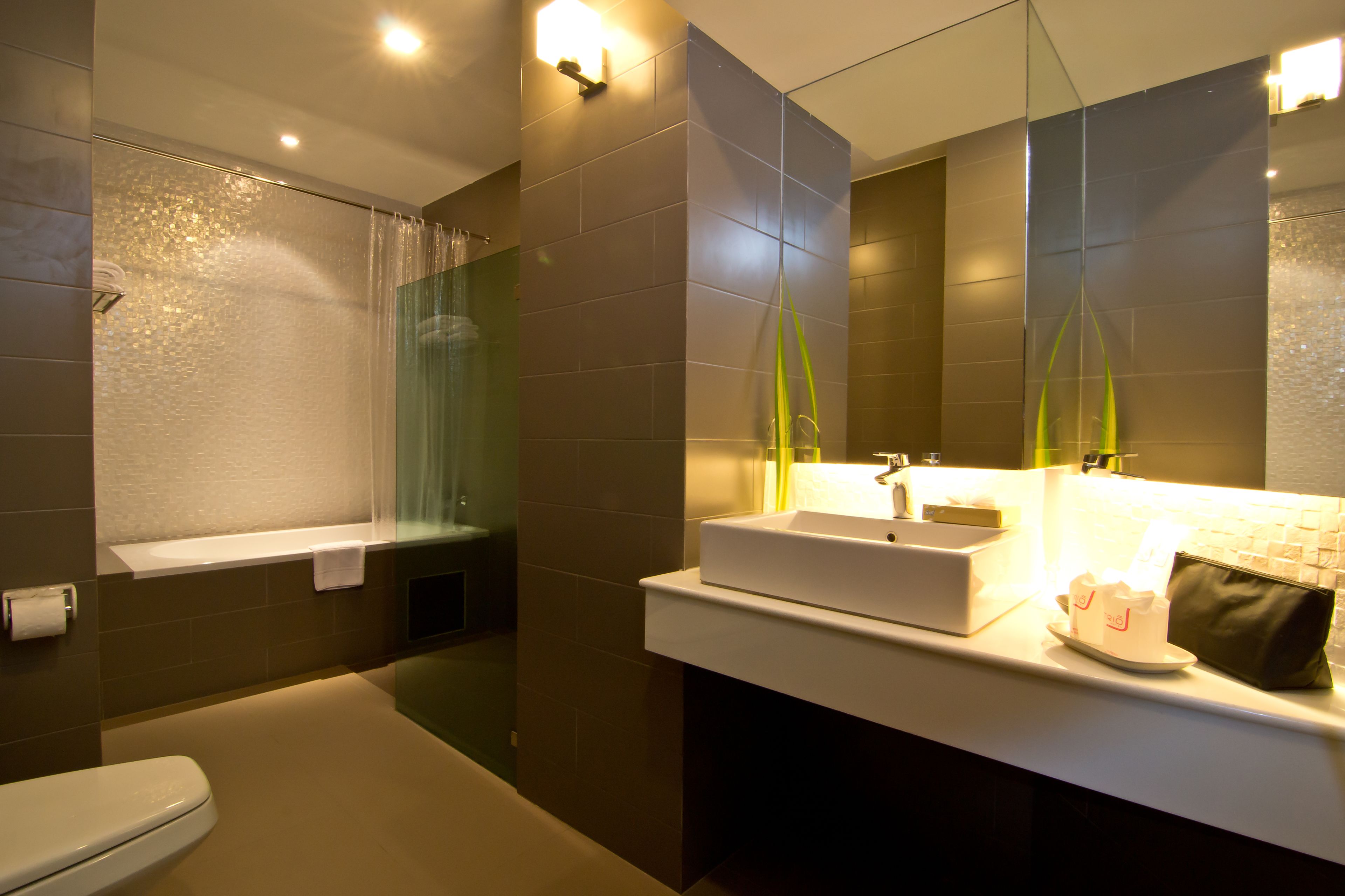 Deep-soaking bathtub