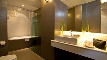 Deep-soaking bathtub